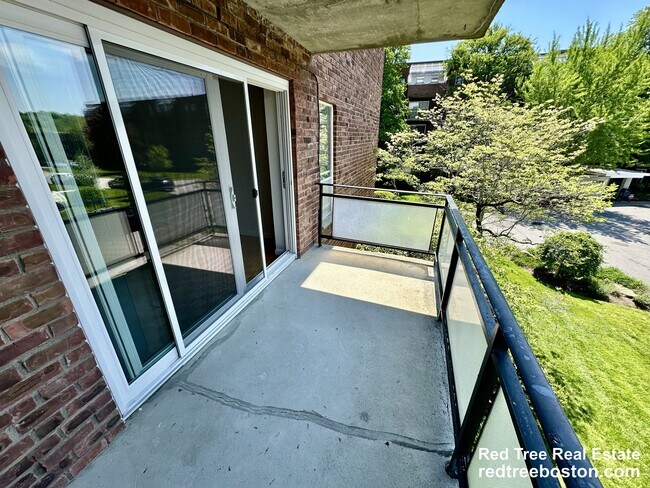 Building Photo - 44 Broadlawn Park