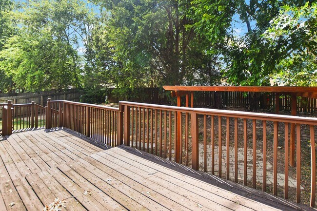 Building Photo - Pet Friendly Three Bedroom!