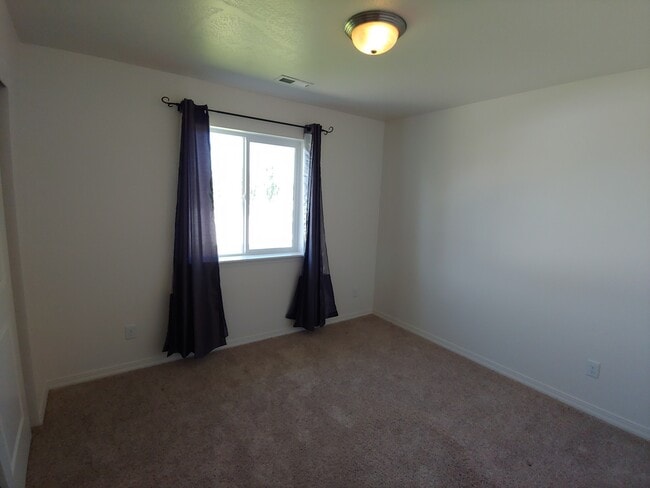 Building Photo - Modern Home with Large Fenced Yard