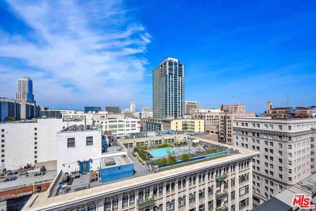 Building Photo - 312 W 5th St