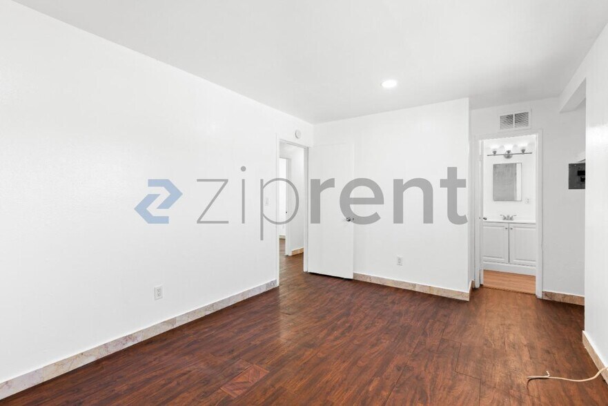 Building Photo - Unit 4