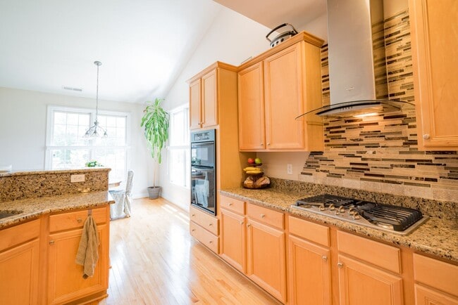 Building Photo - Gorgeous and Spacious 4 Bedroom home, Golf Course Views, Premium Finishes, Pet Friendly!