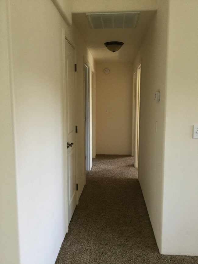 Building Photo - 3 Bedroom 2 Bath with RV parking in Medford!