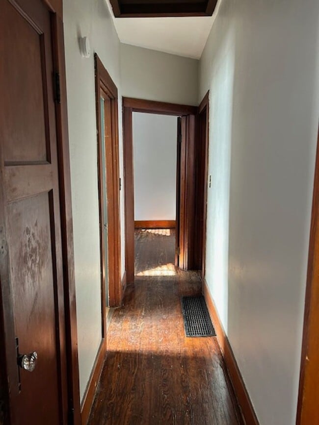 Building Photo - 2 Bedroom, 2 Bath Home w/Full Basement in Dayton