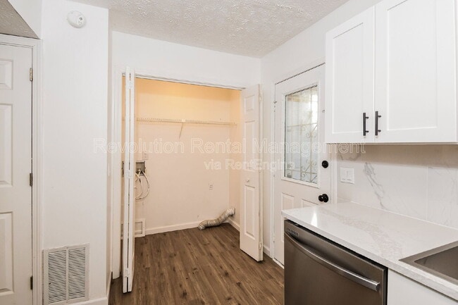 Building Photo - 1303 Sweet Pine Dr