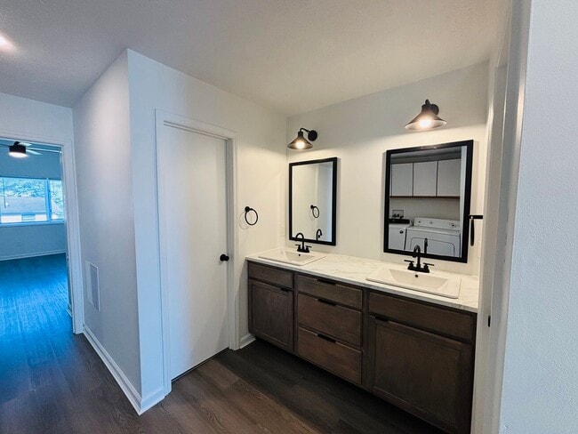 Building Photo - 3 Bedroom, 2 Bath Duplex