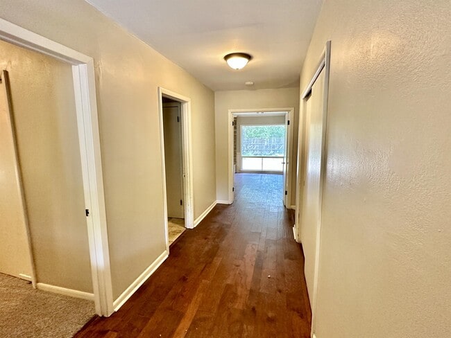 Building Photo - 1926 Laurelwood Dr