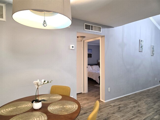 Building Photo - 10053 Westpark Dr