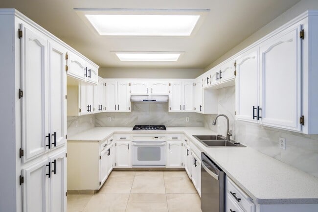 Building Photo - 1542 E Alluvial Ave