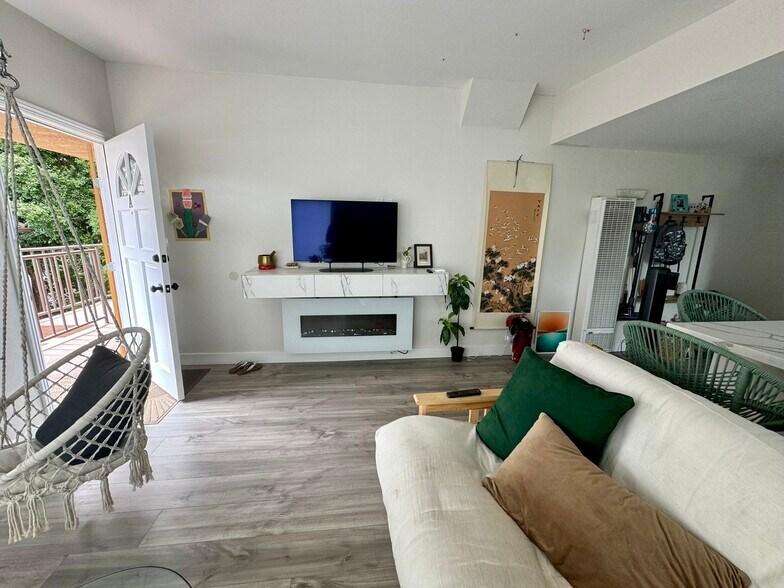 Building Photo - 31671 Seacove Dr