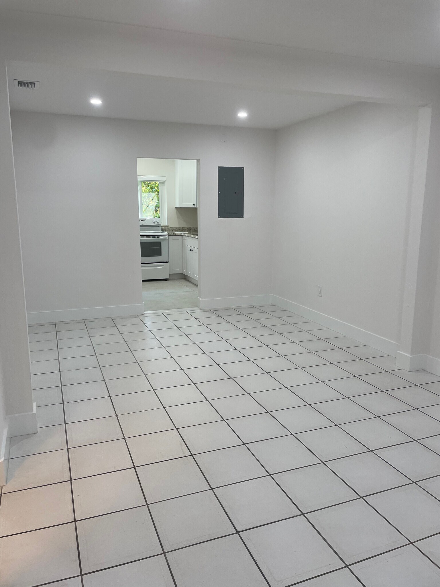 Building Photo - 2510 SW 27th St