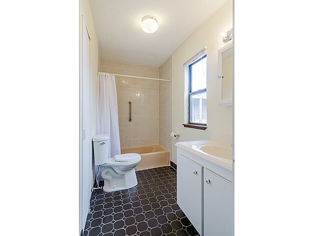 Building Photo - 4 Cypress St