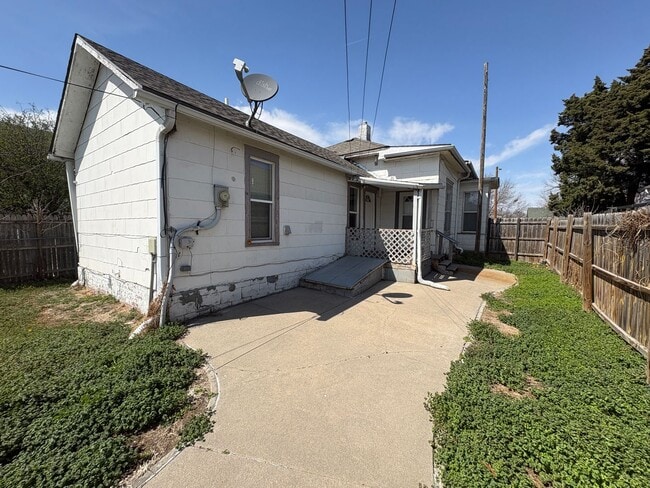 Building Photo - Charming & Spacious 2-Bedroom Home with Private Backyard and Garage Parking