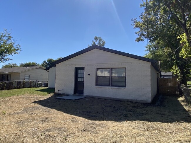 Building Photo - 6121 Singing Hills Dr