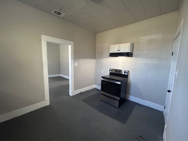 Building Photo - 1710 W 15th St