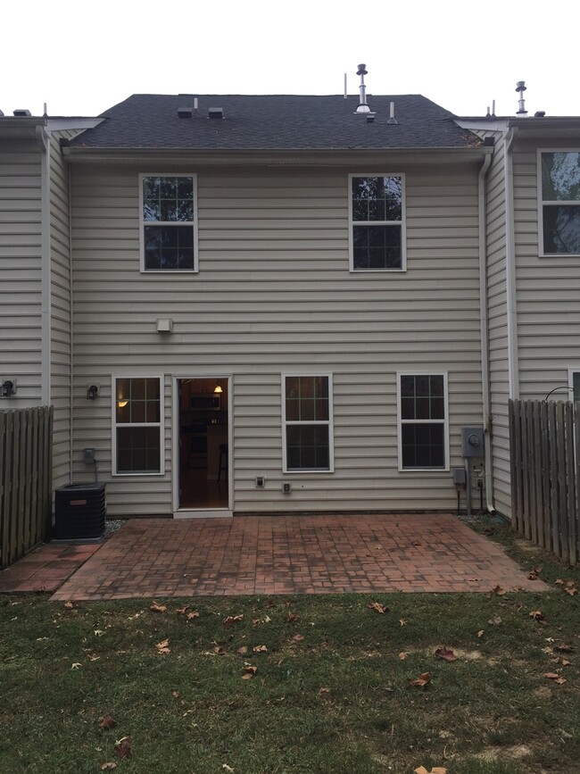 Building Photo - Move in ready townhome with garage and fen...