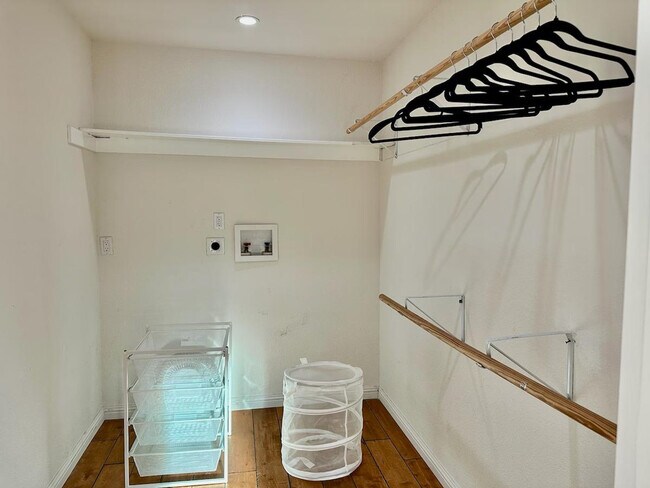 Building Photo - 6505 Skyfarm Dr