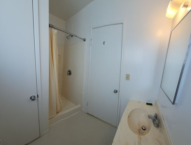 Building Photo - Quaint 2 bedroom 1 bath in quiet neighborhood