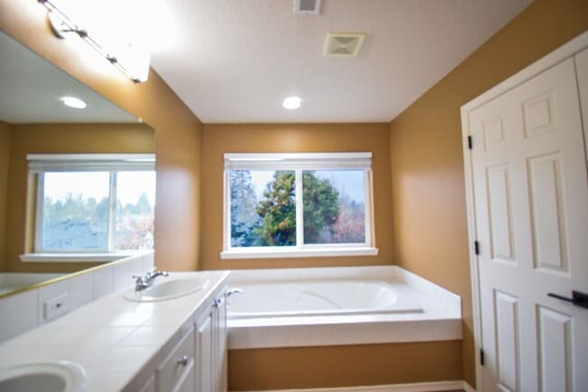 Building Photo - Move In Special!  $1000 Off!  Beautiful Spacious Home!