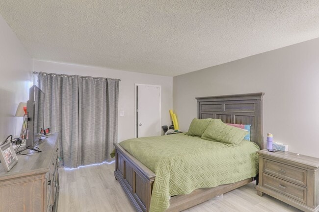 Building Photo - 1082 E Michigan St