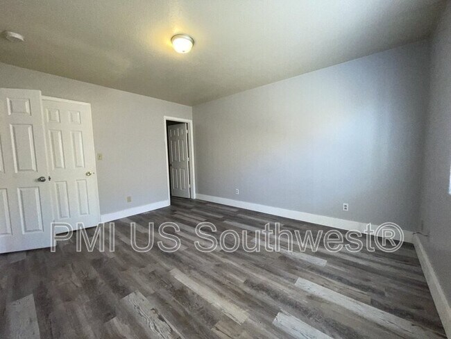 Building Photo - 8132 E Lakeshore Dr