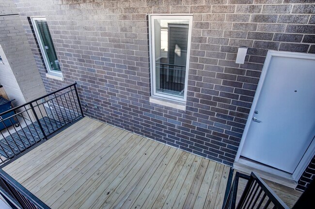 Building Photo - 2532 W Addison St