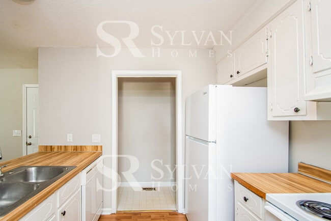 Building Photo - One-level living at its best