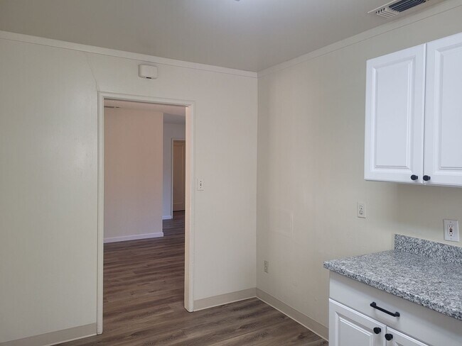 Building Photo - Three bedroom 1 bath with central heat and air