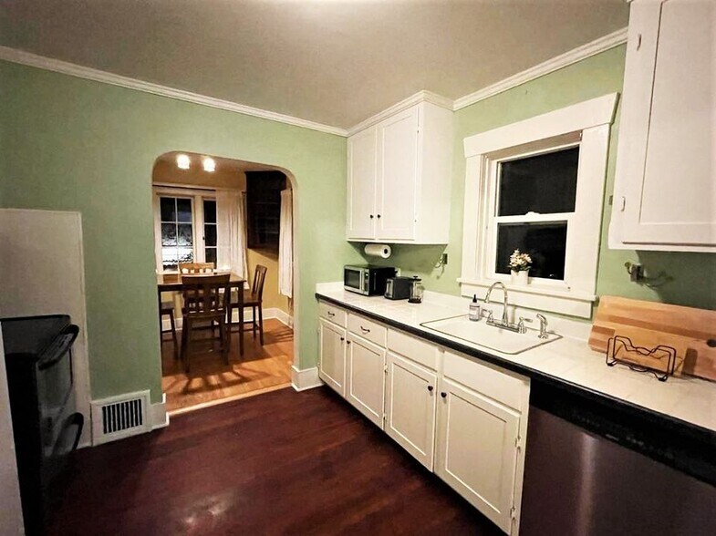 Building Photo - 704 NE 53rd St