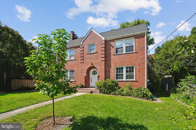 Building Photo - 904 N Ivy St