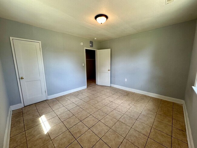Building Photo - 652 Miller Rd