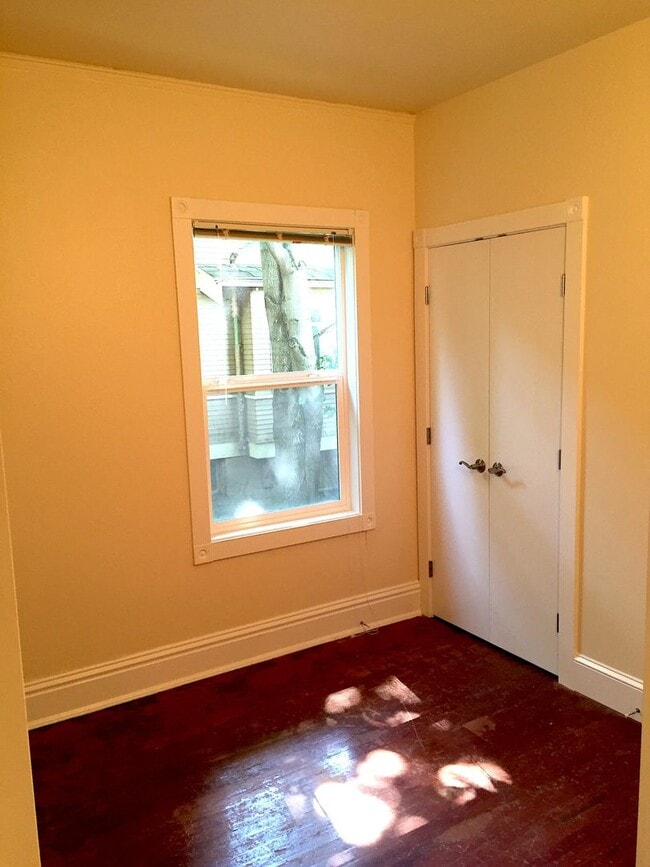 Building Photo - 910 N Garden St