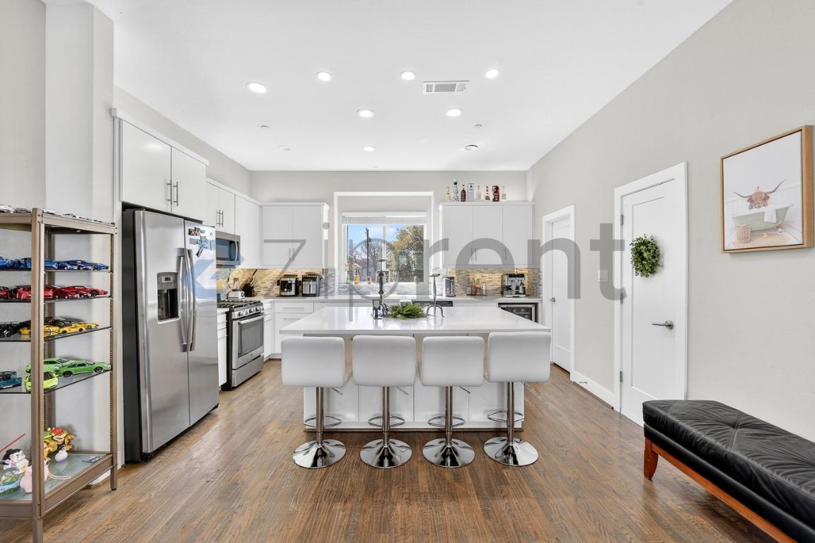 Building Photo - 4906 Live Oak St