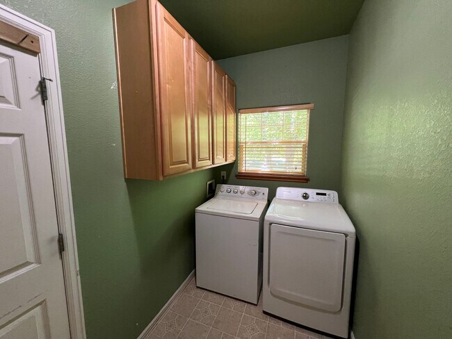 Building Photo - 3 bed 3.5 Bath with Bonus Studio Suite Above Detached Garage!