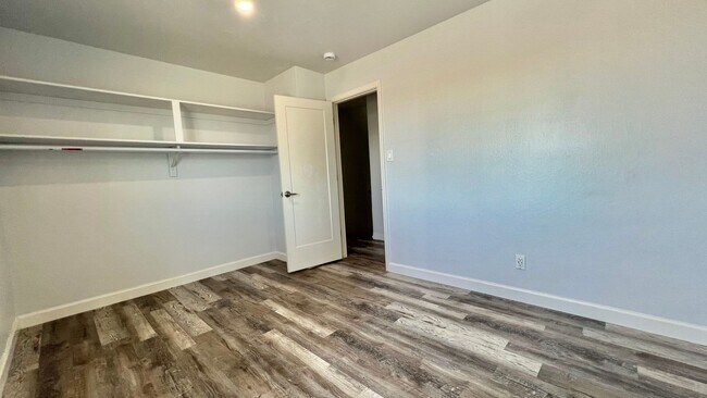Building Photo - Lovely House 4BR 2.5BA with Large Backyard