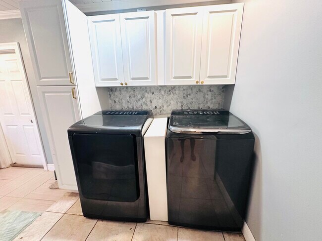 Building Photo - 4540 Mathis St