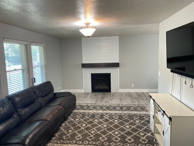 Building Photo - 1011 W 600 S