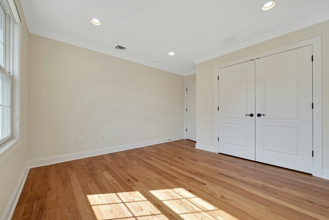 Building Photo - 1 Lindy Pl