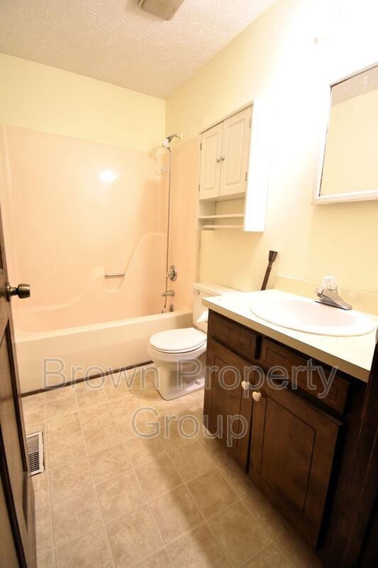 Building Photo - 901 Fredonia Dr