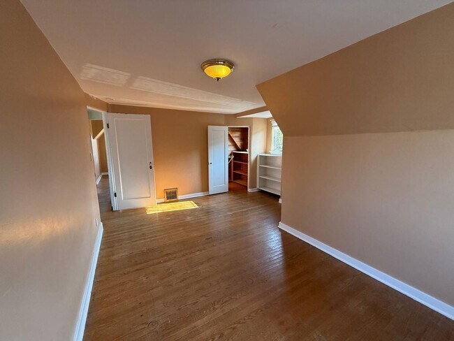 Building Photo - 2466 Montavista Pl W