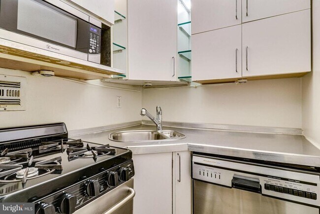 Building Photo - 1111 Arlington Blvd