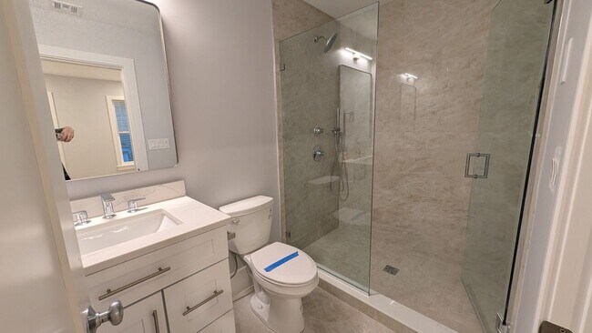 Building Photo - Brand New Unit for 8/1 - 2-Bed/2-Ba w/ Laundry in Unit