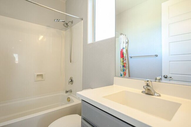 Building Photo - Beautiful 5bedrooms-2Baths Modern Style Home!