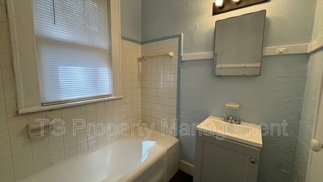 Building Photo - 518 Linwood Ave