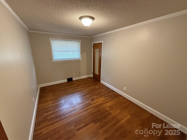 Building Photo - 317 Dakota St