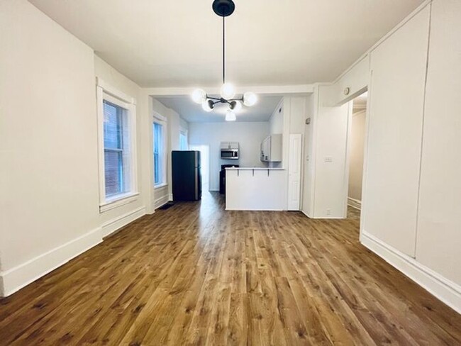 Building Photo - Fully Renovated 3 bed 2 bath Apartment