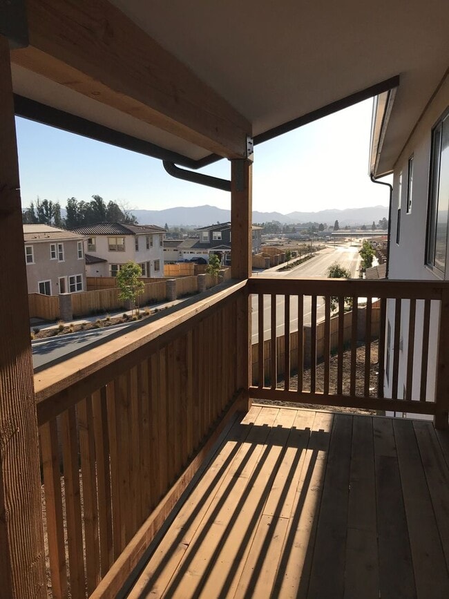 Building Photo - Upstairs Two Bedroom with views!