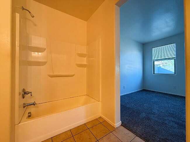 Building Photo - "Charming 3-Bedroom Oasis with 2 Baths & Spacious 1881 Sq. Ft. Layout in Glendale!"