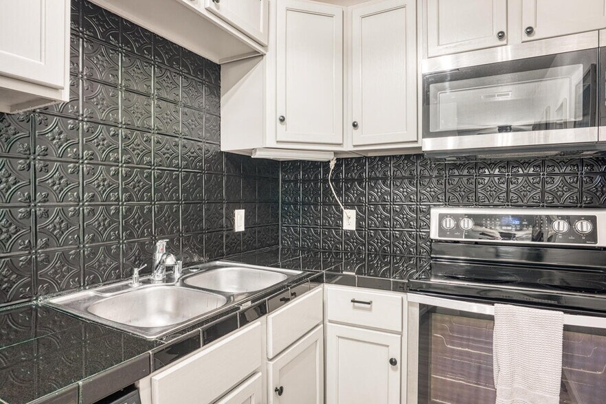 Kitchen side view - 420 N Villa Ct