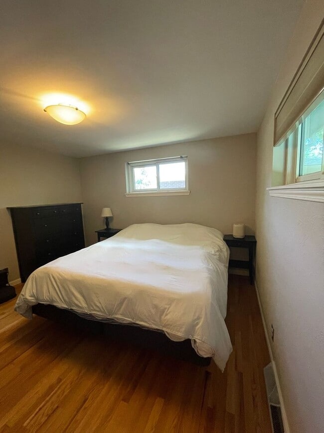 Building Photo - Reduced $2995 BOULDER HOME 5 BEDROOM, 3 FU...